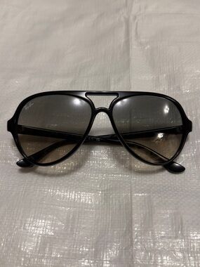 Ray-Ban RB4125 Cats 5000 Aviator Sunglasses. Gray gradient lenses.